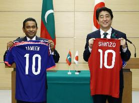 Japan, Maldives leaders exchange football shirts