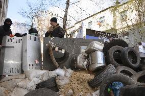 Barricade erected on street in Ukraine's Slovyansk
