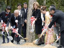 U.S. envoy Kennedy plants dogwood at Ise Jingu shrine