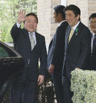 Abe meets Mongolian president