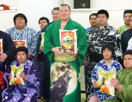 Yokozuna Hakuho donates rice to Sumo Training School