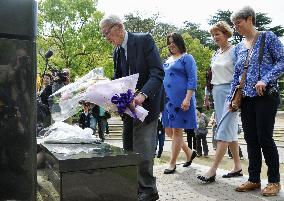 A-bomb surviving Dutchman offers flowers for bomb victims