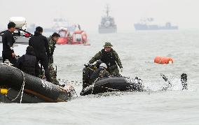 1st bodies found in sunken S. Korea ferry