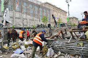 People remove barricades around Kiev's Independence Square