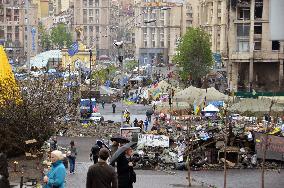 Tents, barricades erected around Kiev's Independence Square