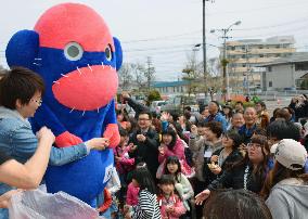 Mascot Onokun mingles with fans in Higashi-matsushima