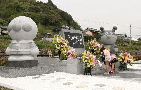 Children visit late cartoonist Yanase's monument