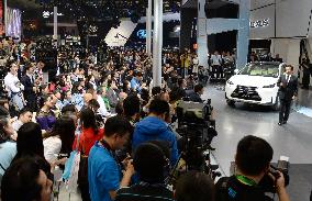 Lexus draws large crowd of visitors at Beijing auto show