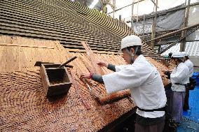 Roof rethatched at Kyoto world heritage shrine
