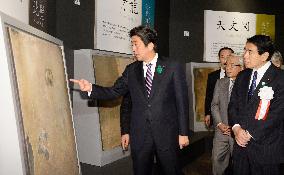 PM Abe visits exhibition of murals from ancient tomb