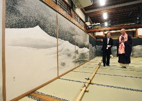 Japan ex-premier Hosokawa explains his temple paintings