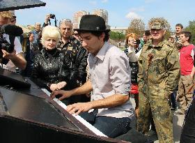 Italian musician plays before gov't building in Donetsk