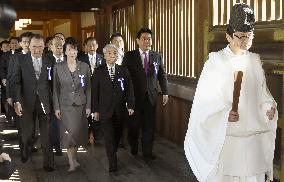 Japan lawmakers at Yasukuni