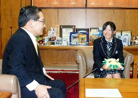 Teen pro golf tourney winner meets Kagoshima governor
