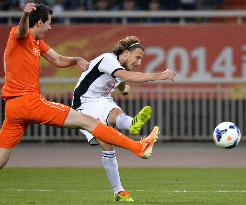 Cerezo's Forlan fires shot against Shandong in ACL game