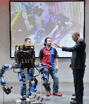 Obama sees disaster-relief robot at Miraikan