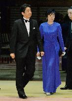 Premier Abe, wife enter hall for Obama banquet in Tokyo