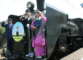 Couple holds wedding on steam locomotive