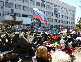 Barricades around Mariupol city office building