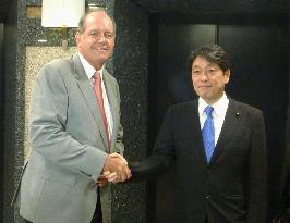 Japanese, Australian defense chiefs shake hands