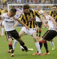 Striker Havenaar tries to keep ball in Vitesse-Go Ahead game