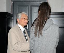 Japanese lawyer meets chemical weapon victim in China