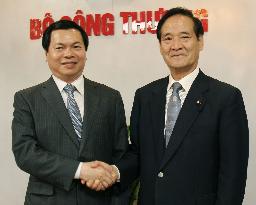 LDP's TPP committee head Nishikawa in Hanoi