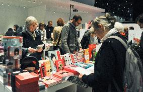 Visitors browse books on Japan at Geneva int'l book fair