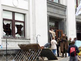 Luhansk gov't building seized by Pro-Russia members