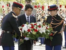 Abe lays flowers at Tomb of Unknown Soldier