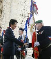 Abe lays flowers at Tomb of Unknown Soldier