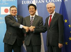 Japanese PM Abe meets Barroso, Van Rompuy in Brussels