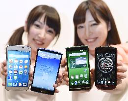 KDDI's new mobile phones