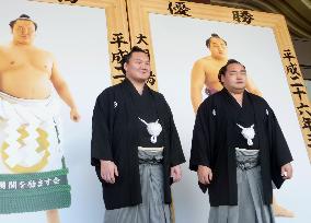 Portraits of sumo tourney winners changed to digital photos