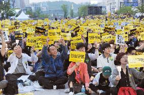 People demand truth about S. Korean ferry disaster