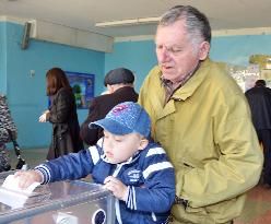 Independence vote gets under way in eastern Ukraine