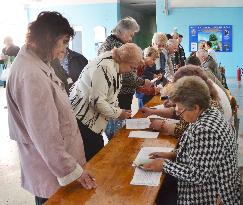 Independence vote gets under way in eastern Ukraine