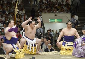 New yokozuna Kakuryu performs ring purification ritual