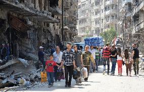 Civilians return to Homs, Syria