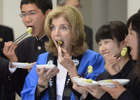 Kennedy tastes 'zunda mochi' rice cake in Sendai