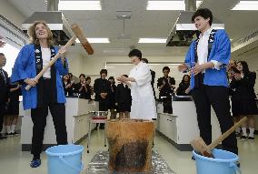 Kennedy takes part in rice cake pounding in Sendai
