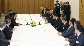 PM Abe meets S. Korean business leaders