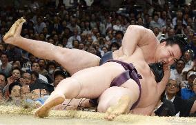 Endo beats grand champion Kakuryu at summer sumo
