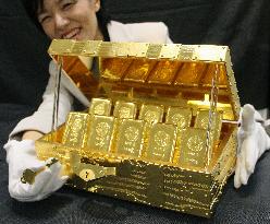 24K gold box in commemoration of shop's 80th anniversary