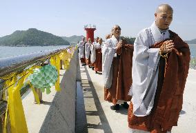 Monks chant sutra for ferry accident victims