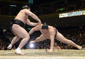Yokozuna Harumafuji beats Endo at summer sumo tournament