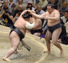 Yokozuna Kakuryu suffers 2nd loss at summer sumo tournament