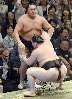 Yokozuna Hakuho unbeaten at summer sumo tournament