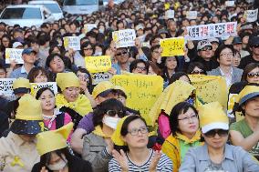 Memorial service for ferry disaster held in Seoul