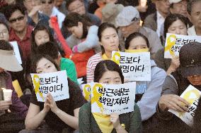 Koreans gather to commemorate ferry disaster victims